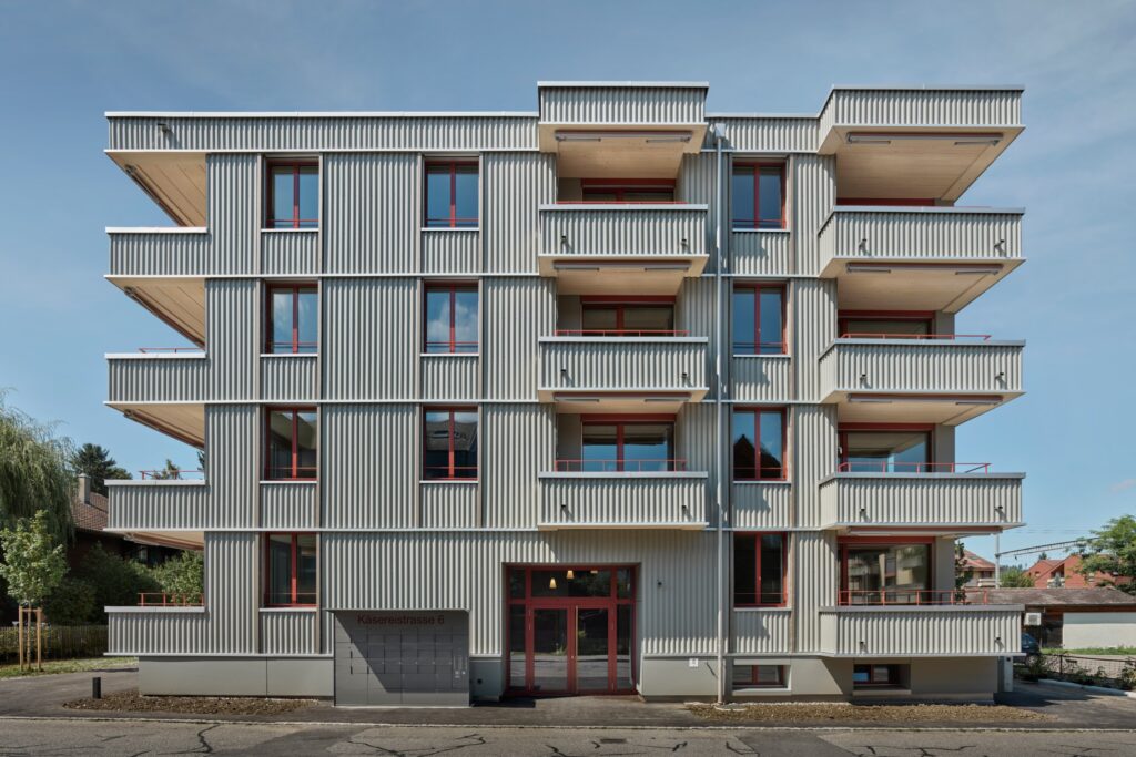 Fassade, Hauseingang, Neubau Mehrfamilienhaus Niederscherli OBRA Bauleitung, Hybridbau Holz-Beton, Minergie-P, Wohnungsbau, W2H Architekten